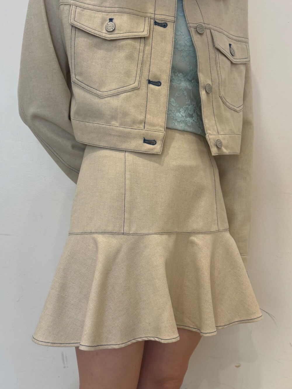 ホワイト系のワンピース、ブルー系のTシャツ/カットソー、ブラック系のブーツを着用したレディースの夏コーディネートの9枚目の写真