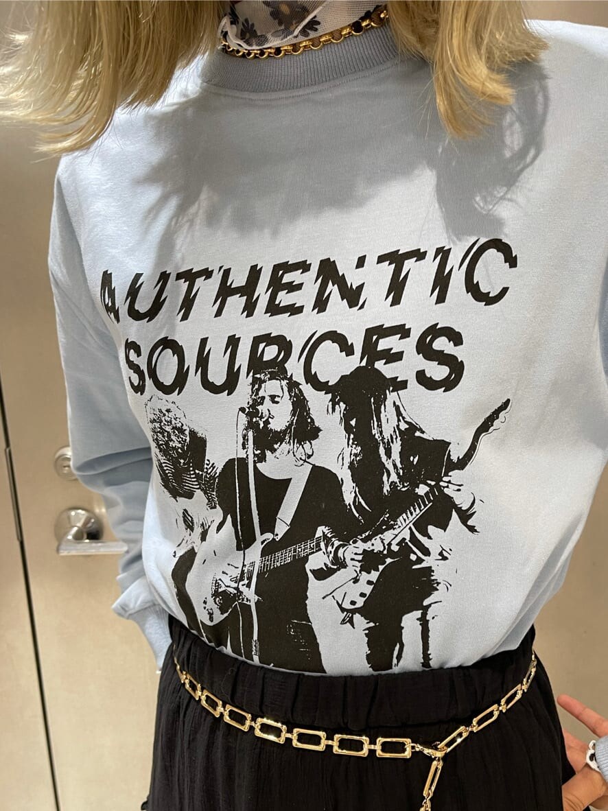 ブラック系のブーツ、ブラック系のスカート、ブルー系のTシャツ/カットソーを着用したレディースの夏コーディネートの5枚目の写真