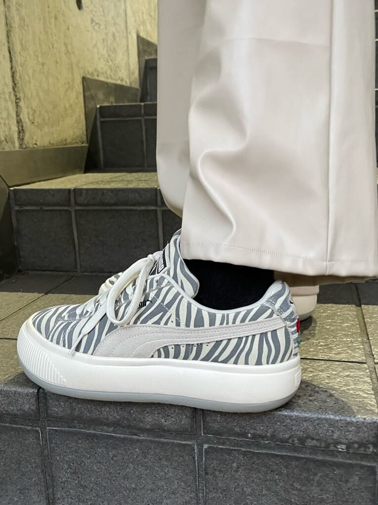 ホワイト系のスニーカー、ホワイト系のカーディガン/ボレロ、ホワイト系のその他パンツを着用したレディースの秋コーディネートの9枚目の写真