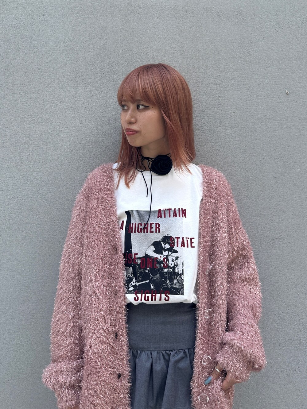 グレー系のスカート、ブラック系のブーツ、ホワイト系のTシャツ/カットソーを着用したレディースの夏コーディネートの6枚目の写真