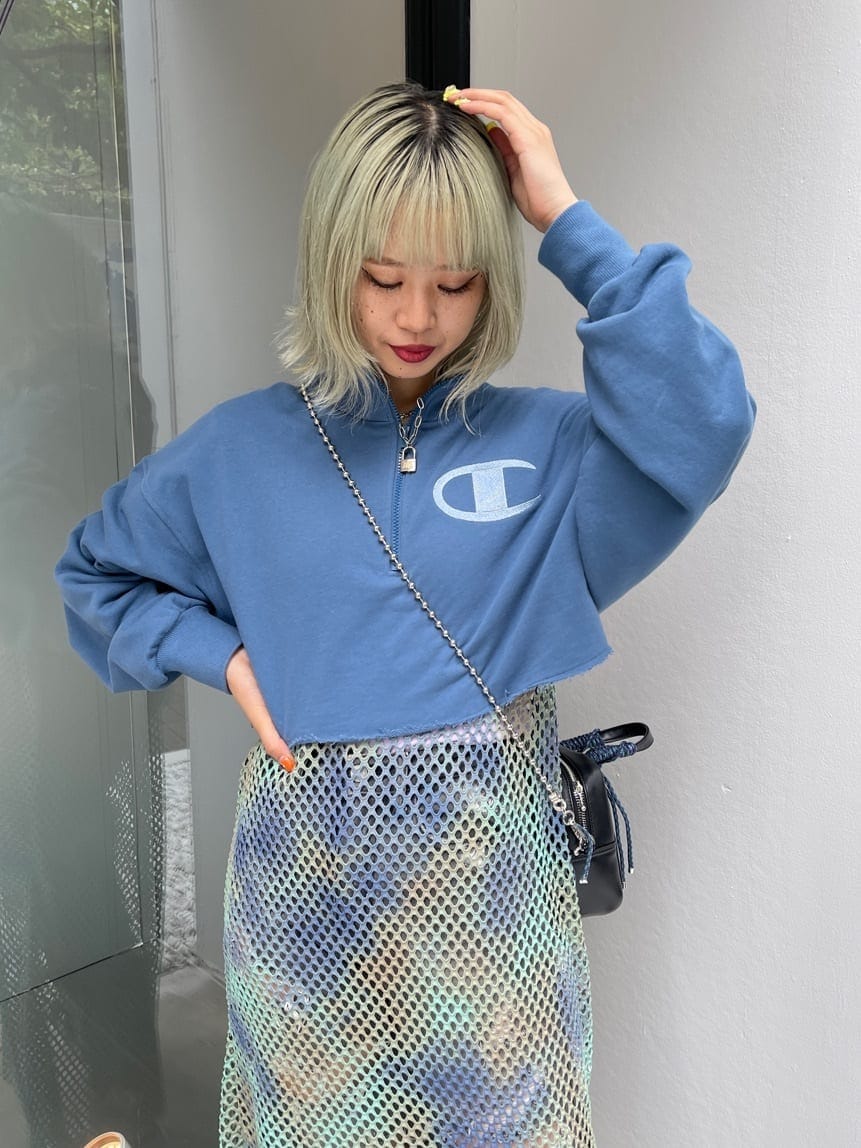 グリーン系のワンピース、ブルー系のスウェットを着用したレディースの秋コーディネートの6枚目の写真