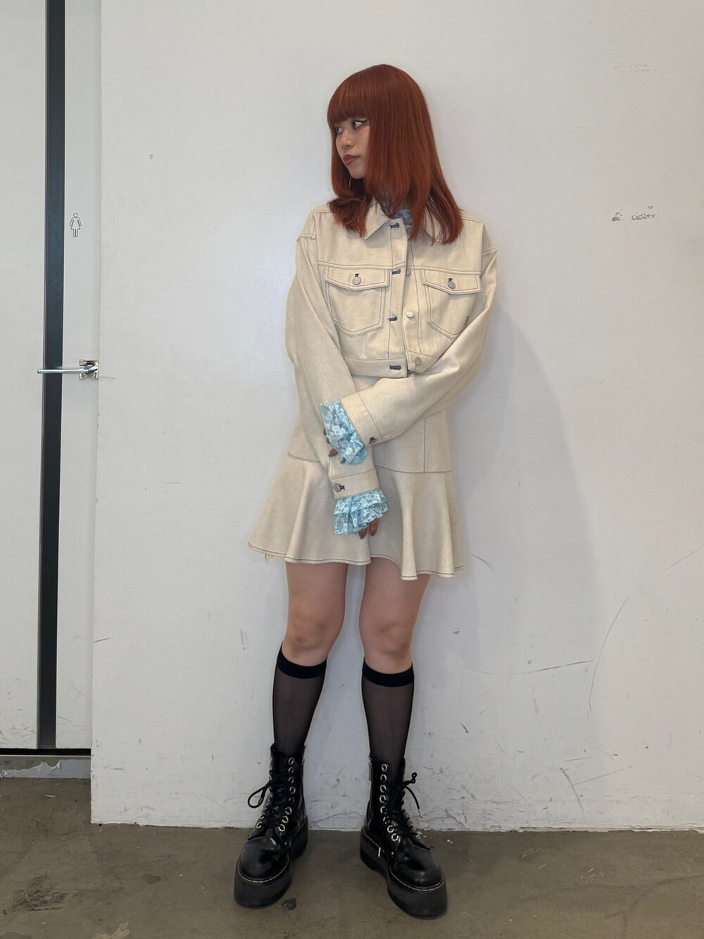 ホワイト系のワンピース、ブルー系のTシャツ/カットソー、ブラック系のブーツを着用したレディースの夏コーディネートの2枚目の写真