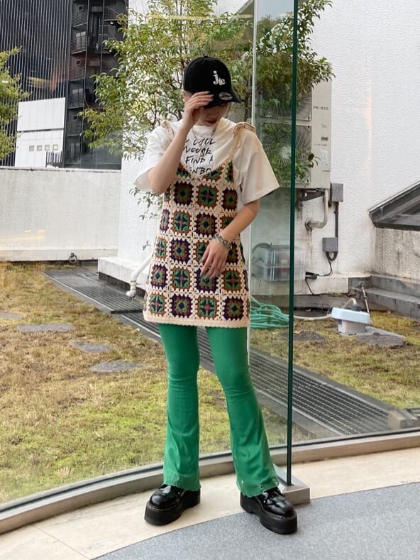 グリーン系のその他パンツ、ベージュ系のニット/セーター、ホワイト系のTシャツ/カットソーを着用したレディースの春コーディネートの4枚目の写真