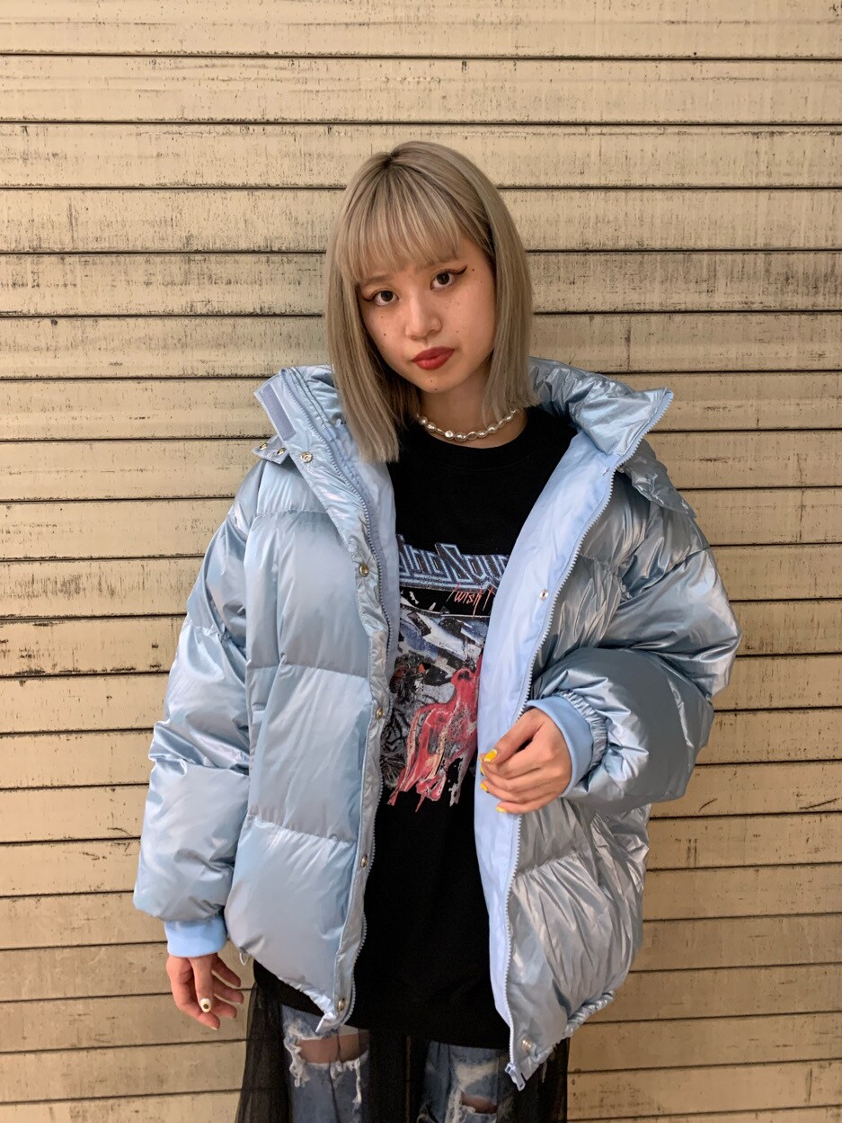 ブルー系のデニムパンツ、ピンク系のダウンジャケット/コート、ブラック系のスウェットを着用したレディースの秋コーディネートの3枚目の写真