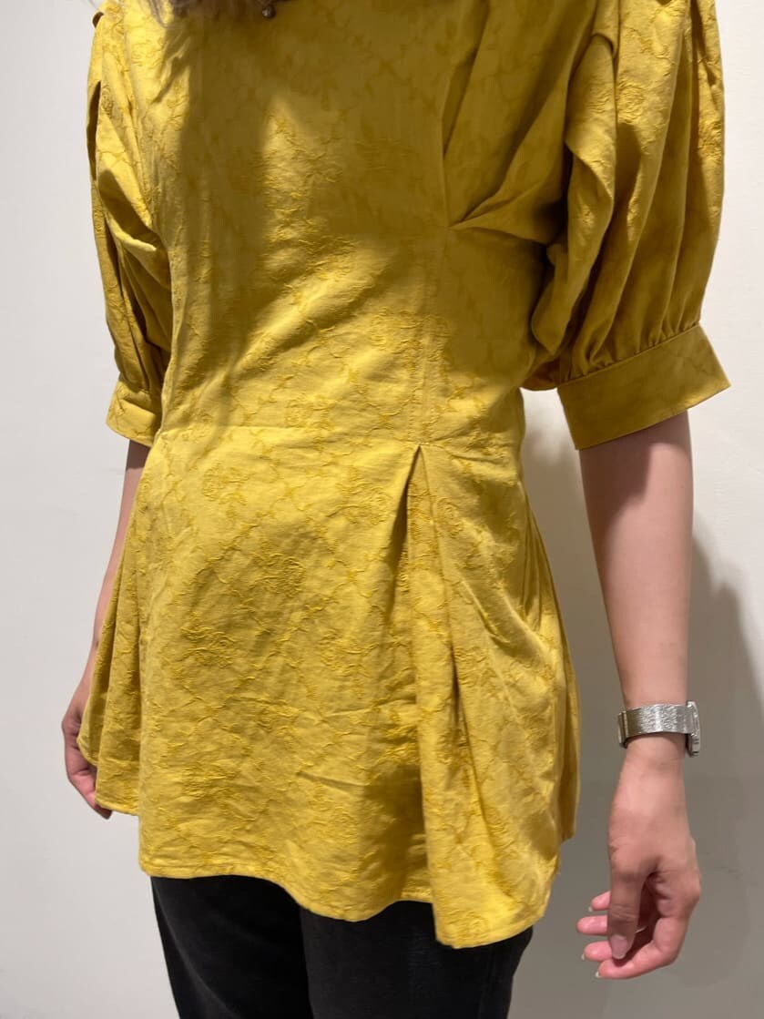 イエロー系のシャツ/ブラウス、ブラック系のデニムパンツを着用したレディースの夏コーディネートの6枚目の写真