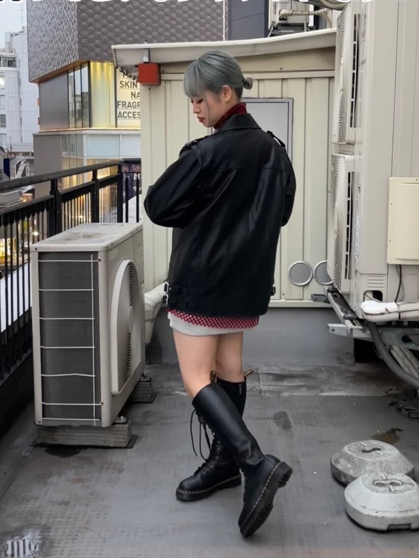 ブラック系のブーツ、ブルー系のデニムパンツ、レッド系のニット/セーターを着用したレディースの秋コーディネートの3枚目の写真