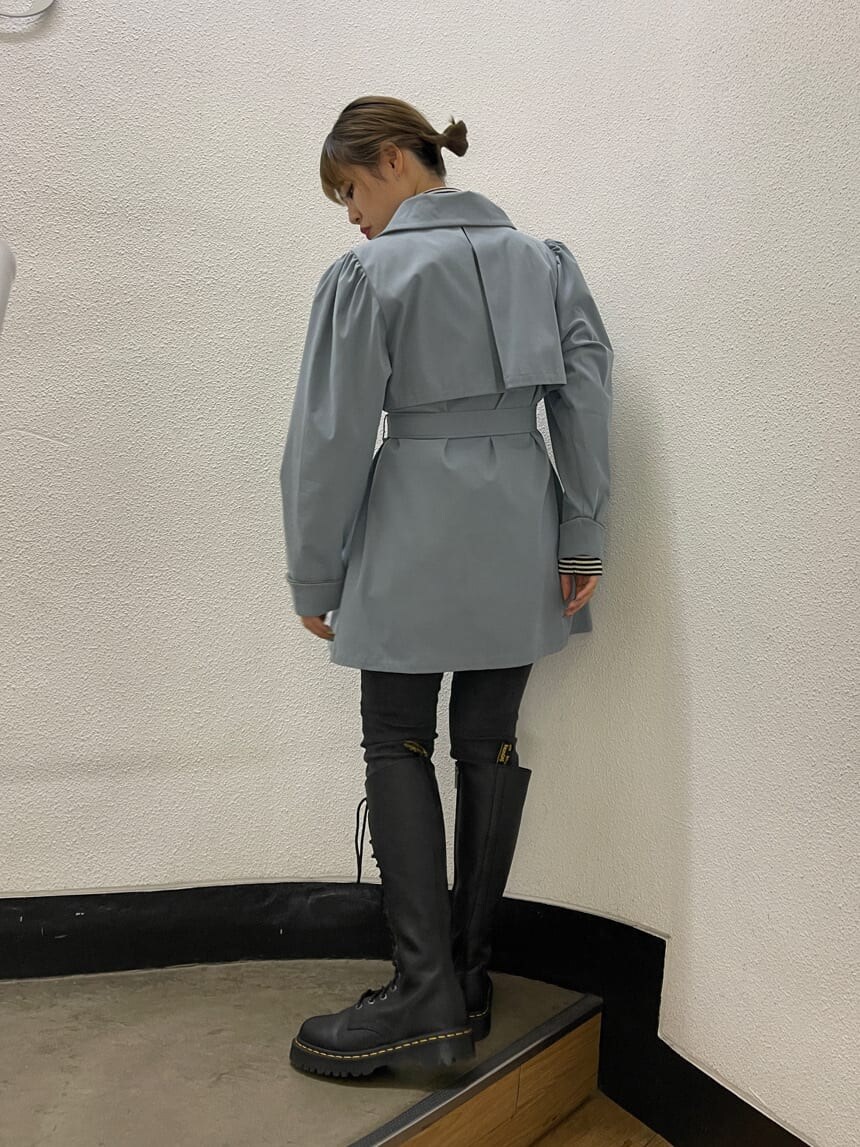 ブルー系のワンピース、ブラック系のブーツ、その他のニット/セーターを着用したレディースの冬コーディネートの3枚目の写真