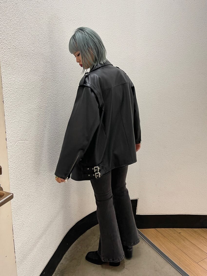 ブラック系のブーツ、ブラック系のライダースジャケット、ブルー系のカーディガン/ボレロを着用したレディースの秋コーディネートの2枚目の写真