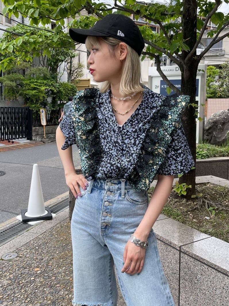 ブルー系のデニムパンツ、ブラック系のその他シューズ、その他のシャツ/ブラウスを着用したレディースの春コーディネートの5枚目の写真