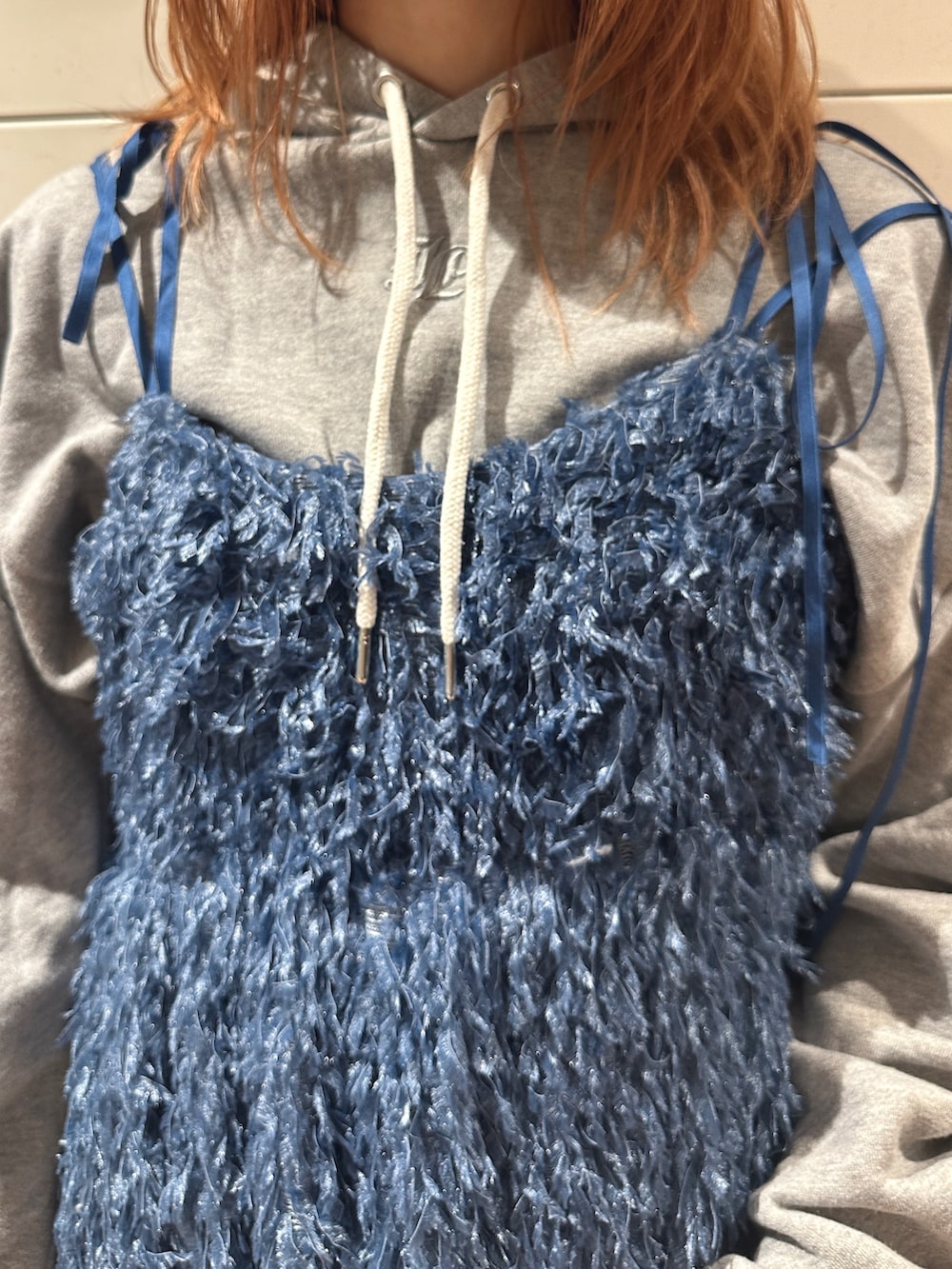 ブルー系のワンピース、グレー系のパーカー、ブラウン系のその他パンツを着用したレディースの秋コーディネートの7枚目の写真