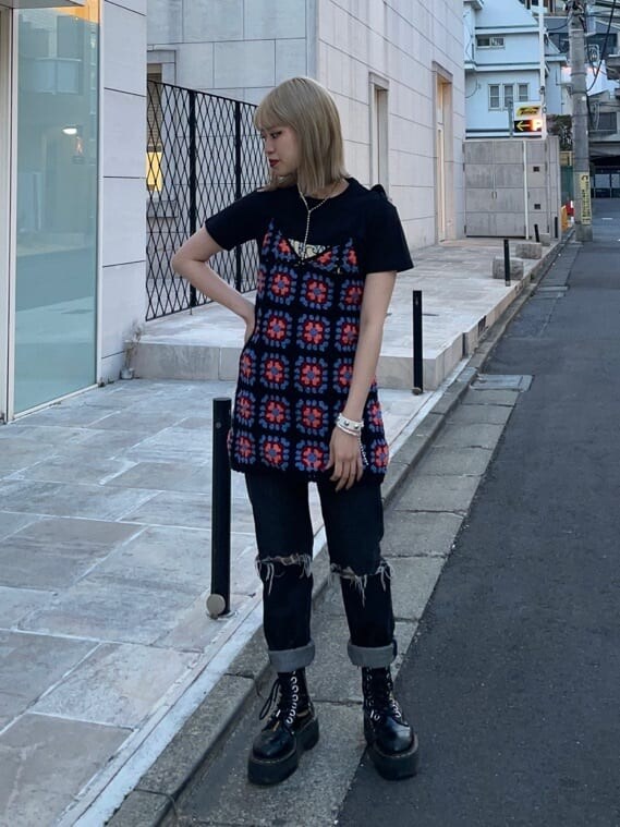 ブラック系のデニムパンツ、ブラック系のキャミソール、ブラック系のTシャツ/カットソーを着用したレディースの春コーディネートの2枚目の写真