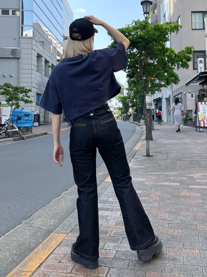 ブルー系のTシャツ/カットソー、ブラック系のデニムパンツ、ブラック系のキャップを着用したレディースの春コーディネートの3枚目の写真