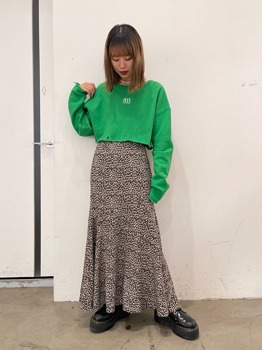 ブラウン系のスカート、グリーン系のTシャツ/カットソーを着用したレディースの冬コーディネートの2枚目の写真