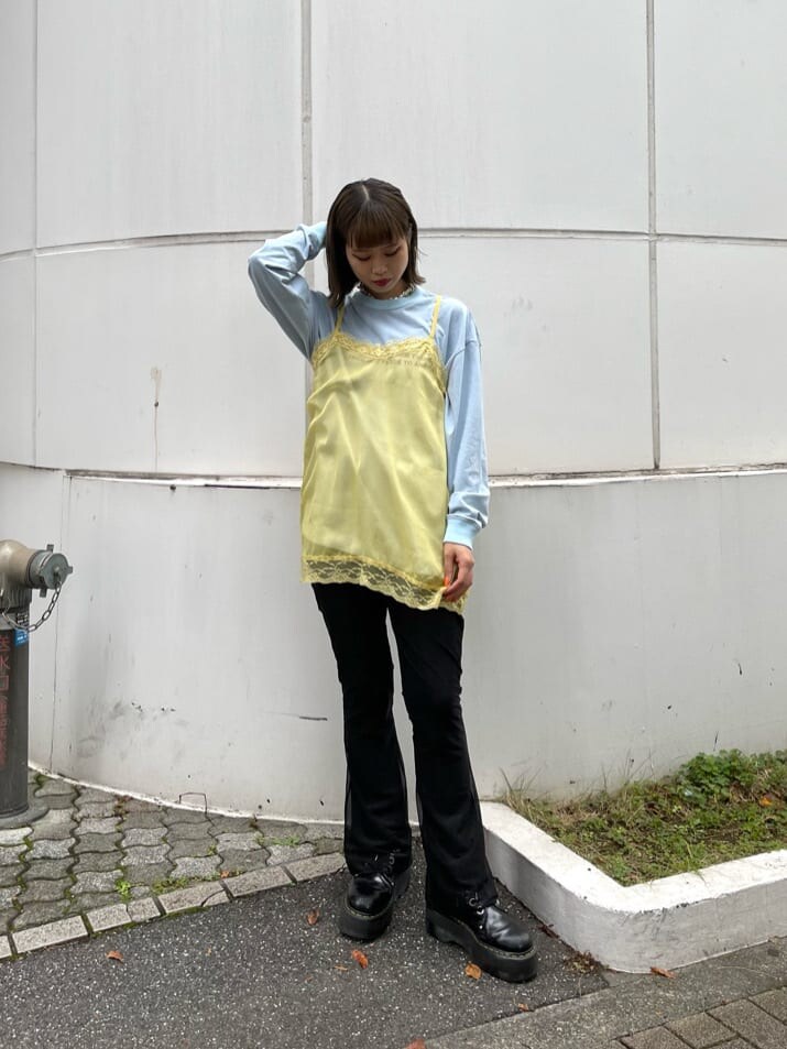 ブルー系のデニムジャケット、ブルー系のTシャツ/カットソーを着用したレディースの秋コーディネートの6枚目の写真