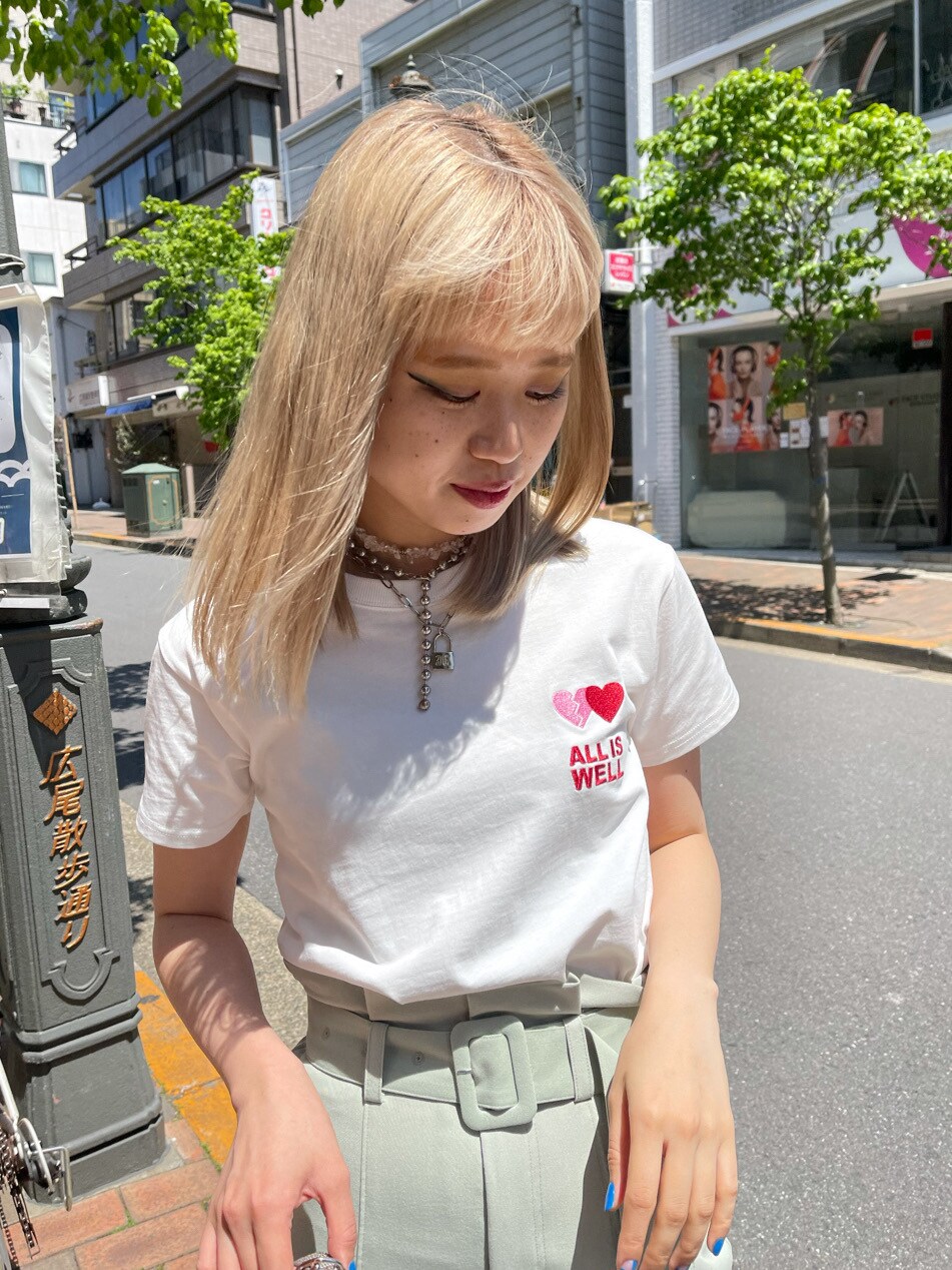 グリーン系のスラックス、その他のショルダーバッグ、ホワイト系のTシャツ/カットソーを着用したレディースの春コーディネートの3枚目の写真