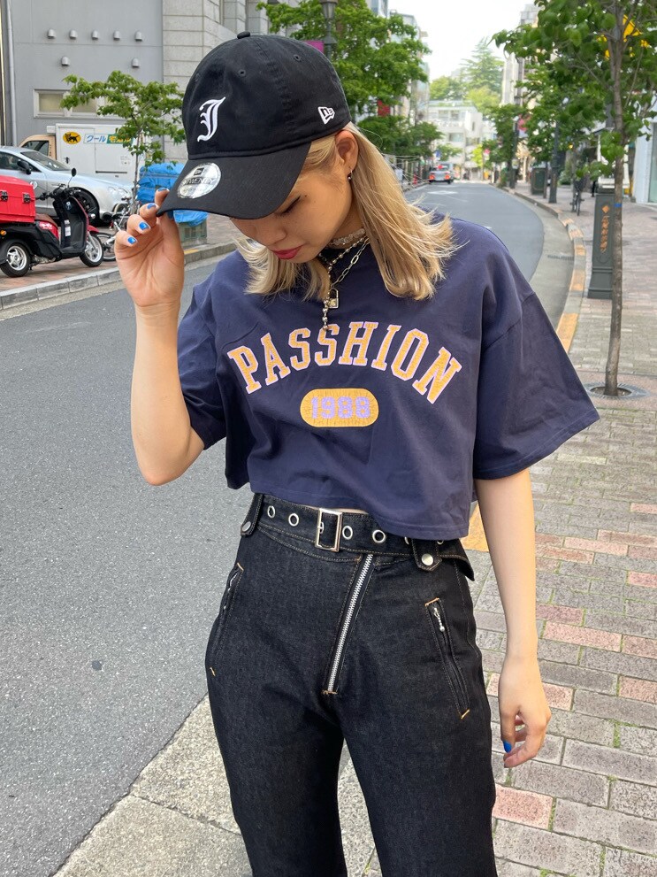 ブルー系のTシャツ/カットソー、ブラック系のデニムパンツ、ブラック系のキャップを着用したレディースの春コーディネートの5枚目の写真