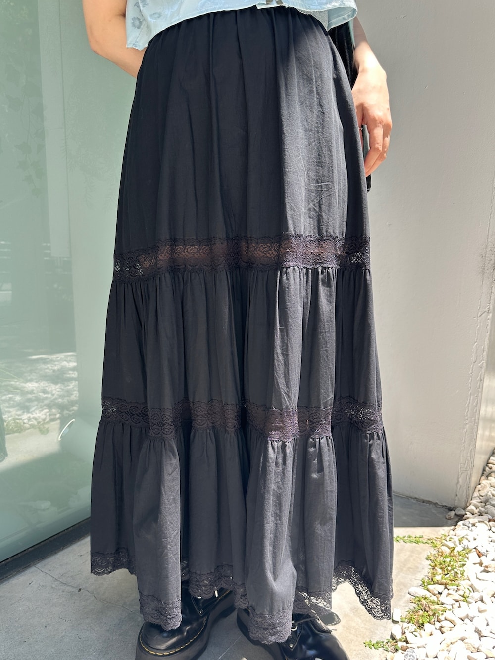 ブルー系のシャツ/ブラウス、ブルー系のTシャツ/カットソー、ブラック系のトートバッグを着用したレディースの夏コーディネートの6枚目の写真