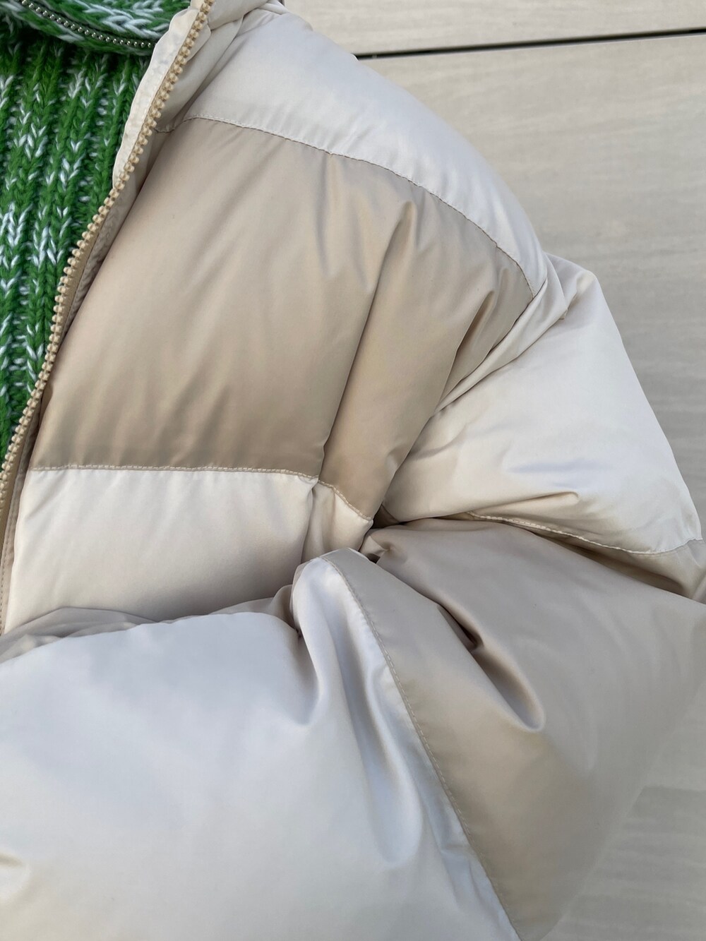 ホワイト系のTシャツ/カットソー、ブラック系のスカート、ブラック系のブーツを着用したレディースの秋コーディネートの7枚目の写真