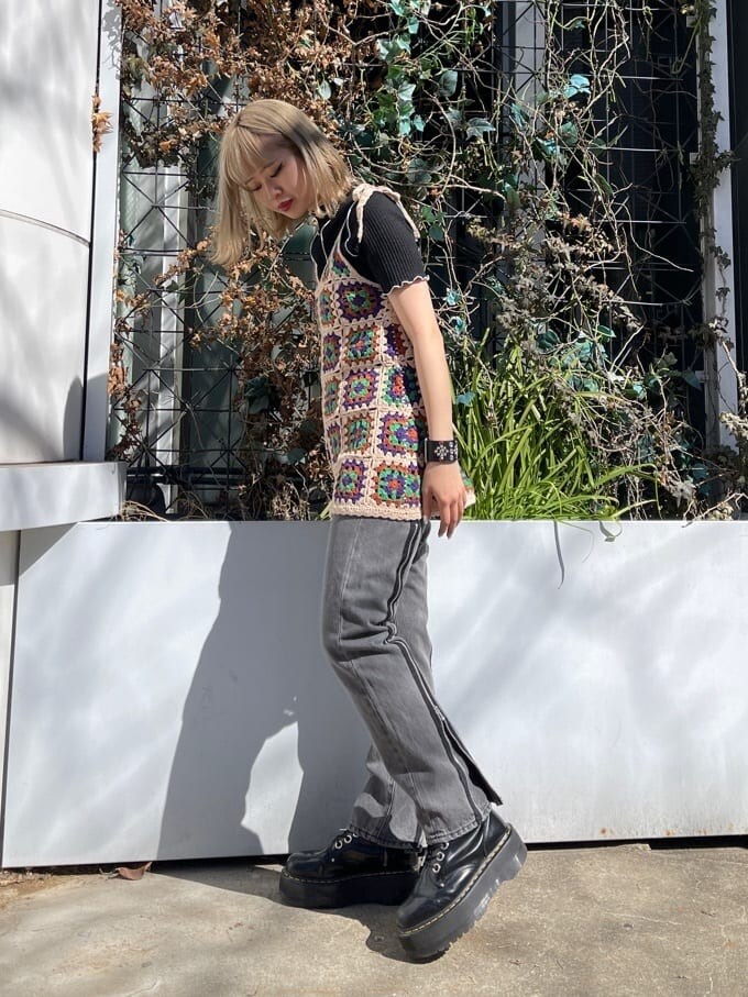 ベージュ系のニット/セーター、ブラック系のTシャツ/カットソー、ブラック系のデニムパンツを着用したレディースの春コーディネートの3枚目の写真