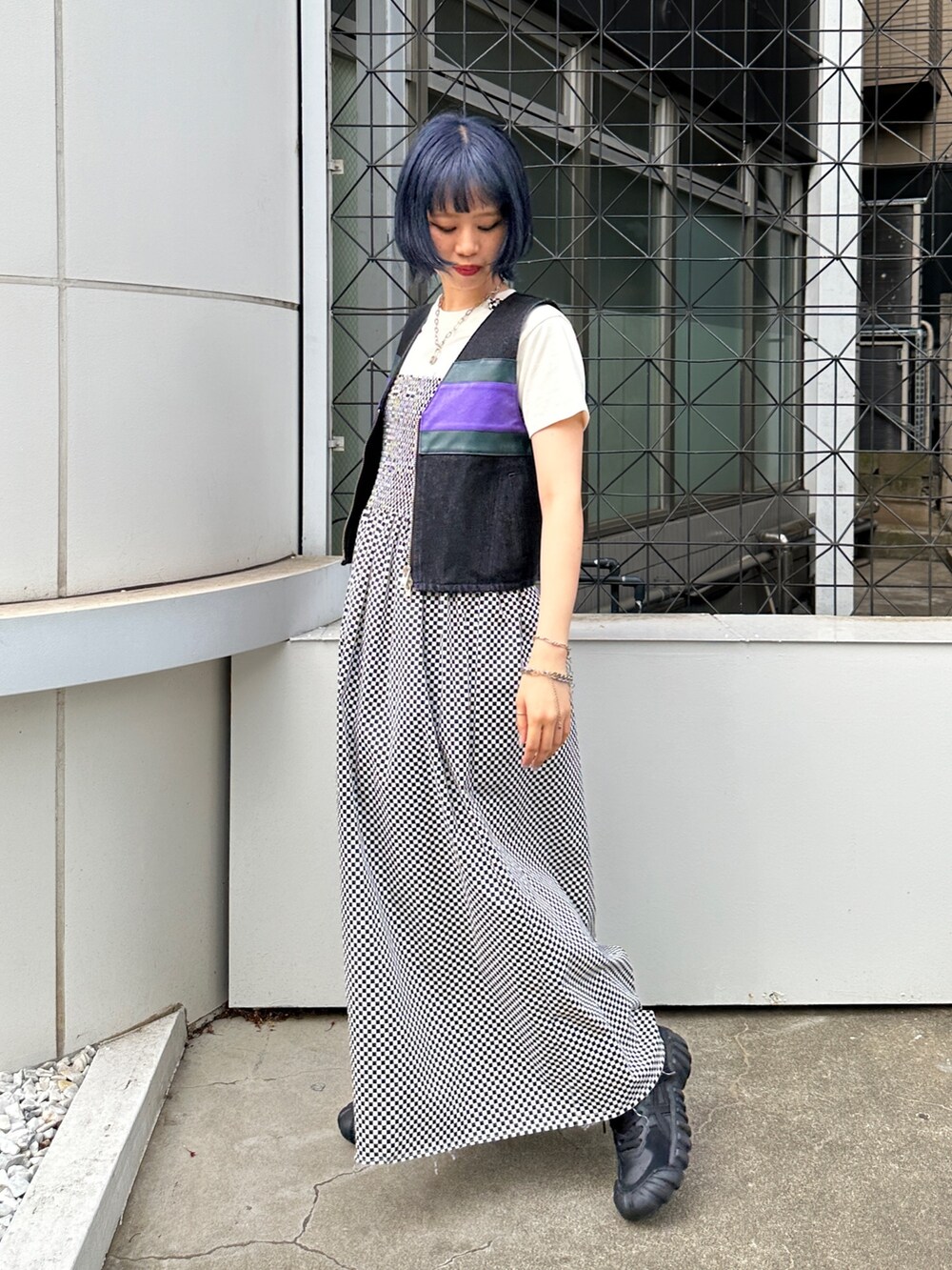 その他のワンピース、ブラック系のベスト、ホワイト系のTシャツ/カットソーを着用したレディースの春コーディネートの2枚目の写真