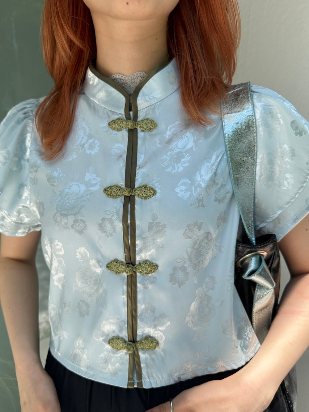 ブルー系のシャツ/ブラウス、ブルー系のTシャツ/カットソー、ブラック系のトートバッグを着用したレディースの夏コーディネートの5枚目の写真