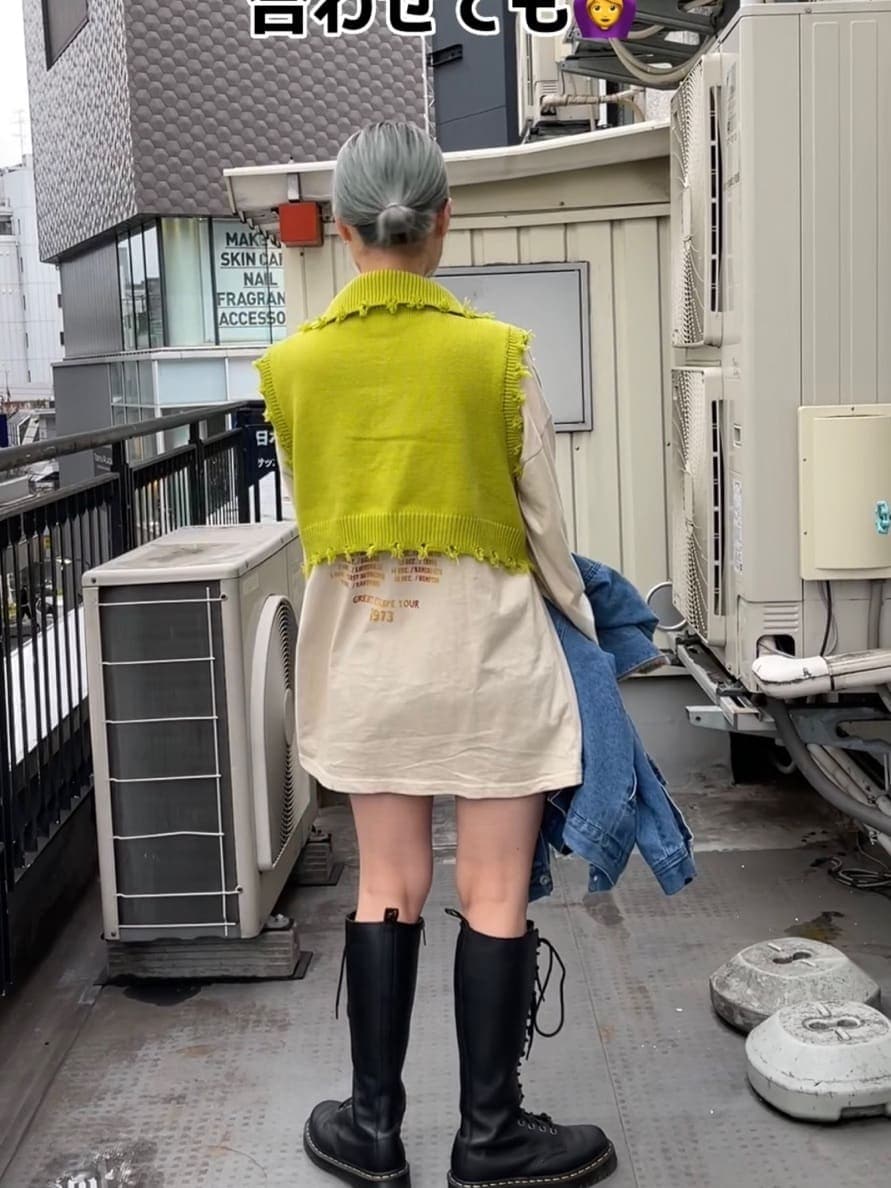 ブラック系のブーツ、ブルー系のデニムパンツ、ブルー系のその他アウターを着用したレディースの秋コーディネートの2枚目の写真