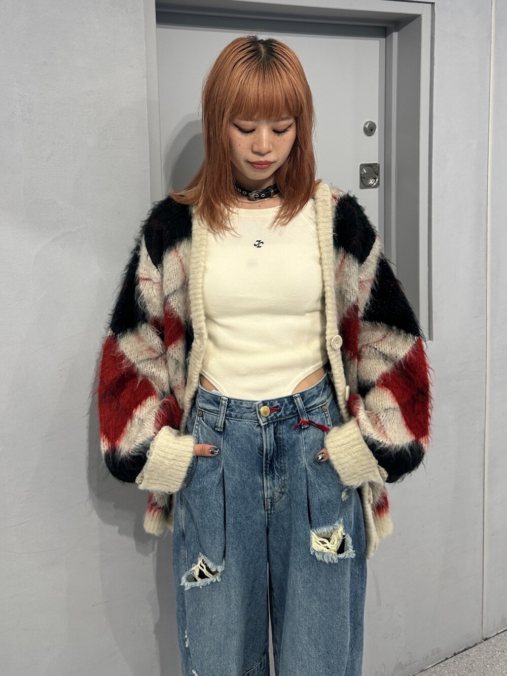 ブルー系のデニムパンツ、ホワイト系のカーディガン/ボレロ、ホワイト系のニット/セーターを着用したレディースの秋コーディネートの7枚目の写真