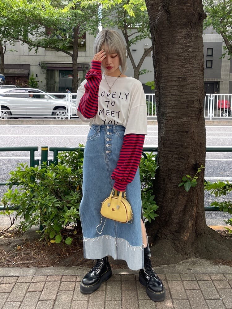 ブラック系のその他シューズ、イエロー系のボストンバッグ、ブルー系のデニムスカートを着用したレディースの夏コーディネートの5枚目の写真