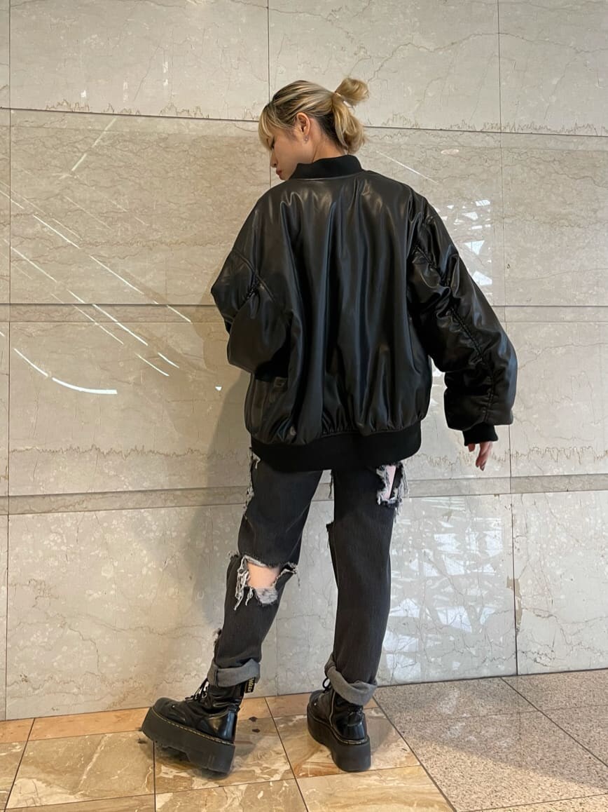 ブラック系のデニムパンツ、ブラック系のTシャツ/カットソー、ブラック系のMA-1を着用したレディースの夏コーディネートの3枚目の写真