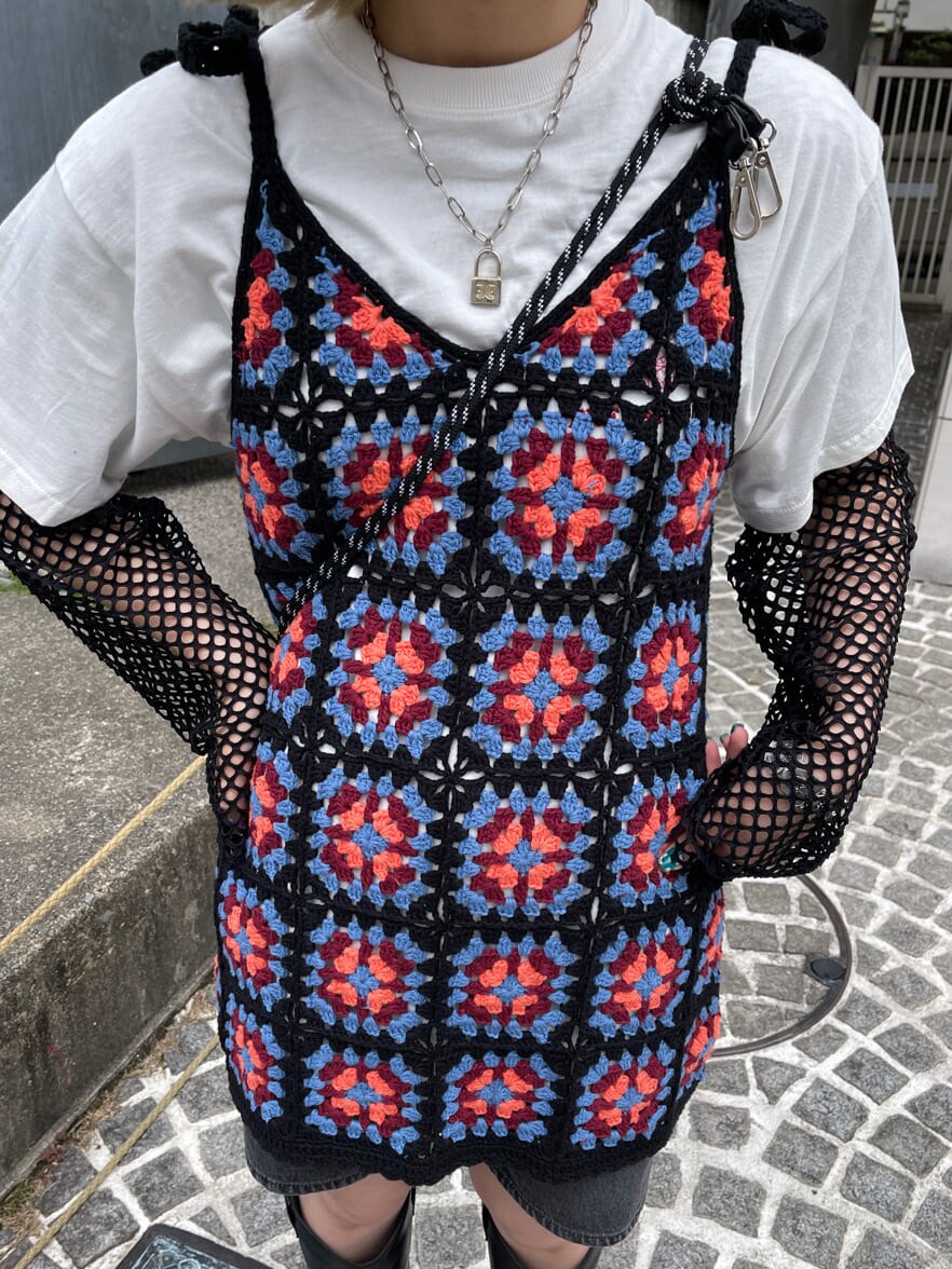 ブラック系のデニムパンツ、ブラック系のTシャツ/カットソー、ブラック系のキャミソールを着用したレディースの春コーディネートの6枚目の写真