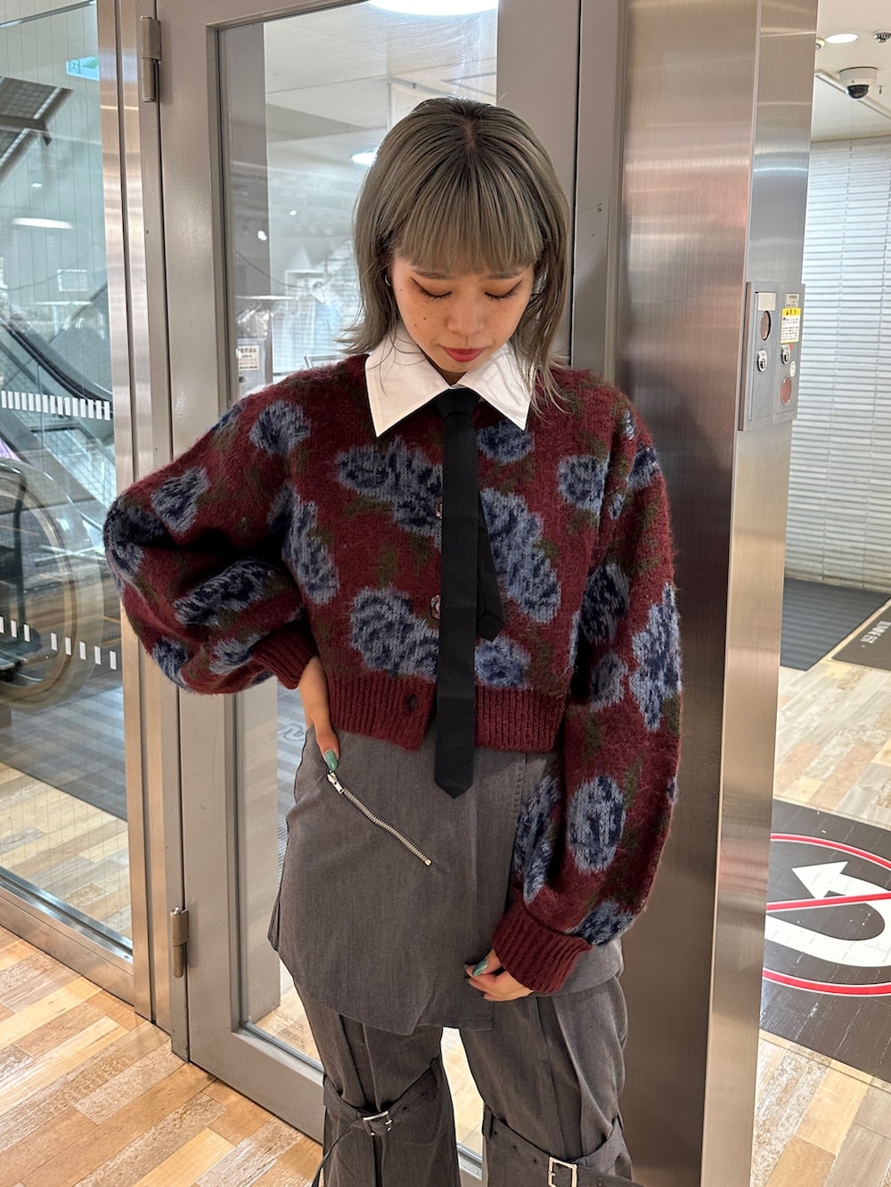 レッド系のカーディガン/ボレロ、ホワイト系のシャツ/ブラウス、グレー系のその他パンツを着用したレディースの秋コーディネートの5枚目の写真