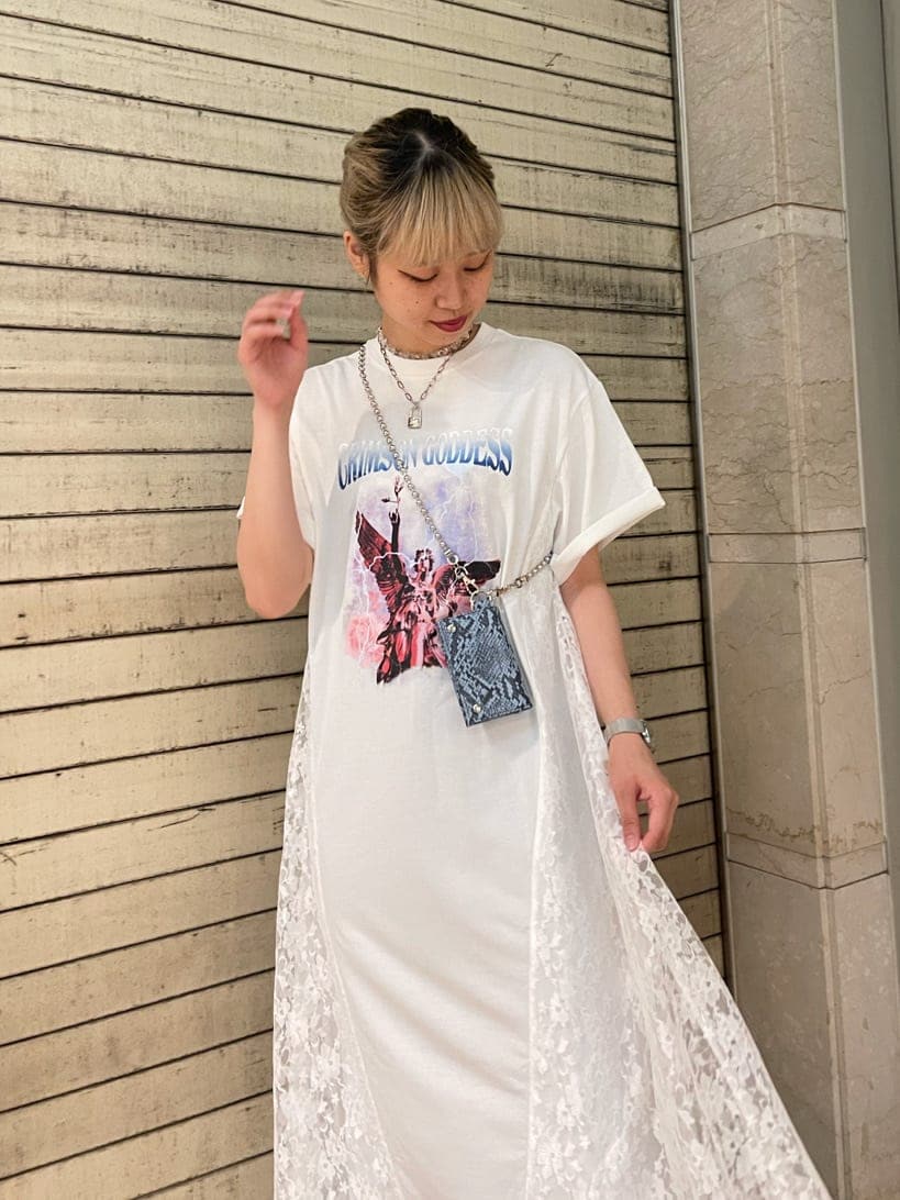 ホワイト系のワンピース、ブルー系のデニムパンツ、その他の財布を着用したレディースの夏コーディネートの5枚目の写真