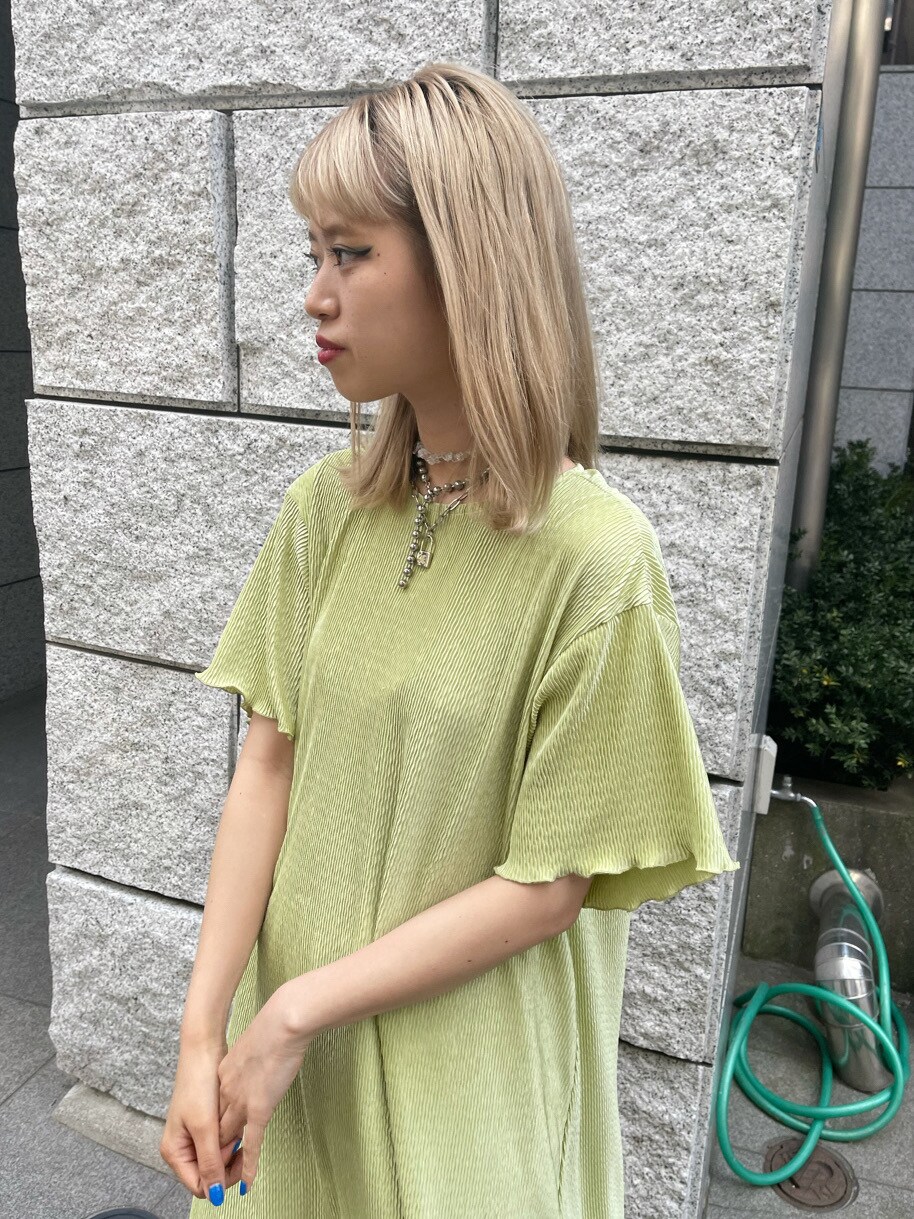 グリーン系のTシャツ/カットソーを着用したレディースの春コーディネートの5枚目の写真