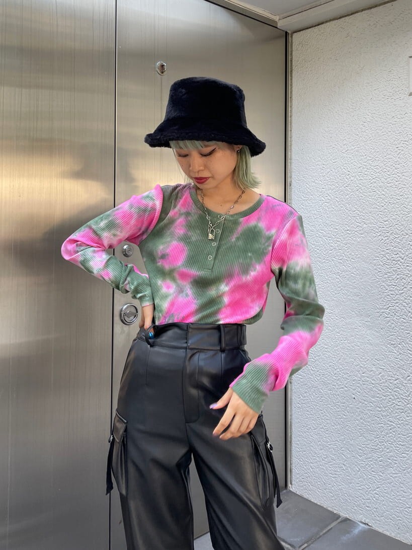 ピンク系のTシャツ/カットソー、ブラック系のカーゴパンツ、ブラック系のハットを着用したレディースの秋コーディネートの6枚目の写真