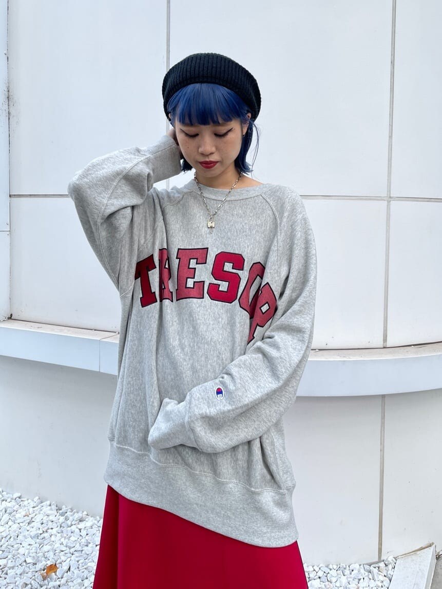 レッド系のスカート、グレー系のスウェット、ブラック系のハンチング/ベレー帽を着用したレディースの秋コーディネートの5枚目の写真