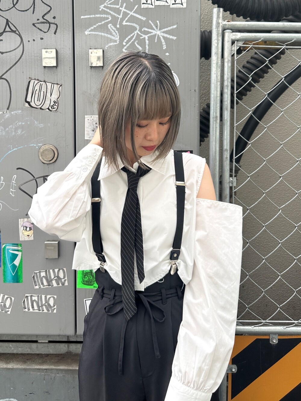 ホワイト系のシャツ/ブラウス、ブラック系のその他パンツ、ブラック系のブーツを着用したレディースの夏コーディネートの6枚目の写真