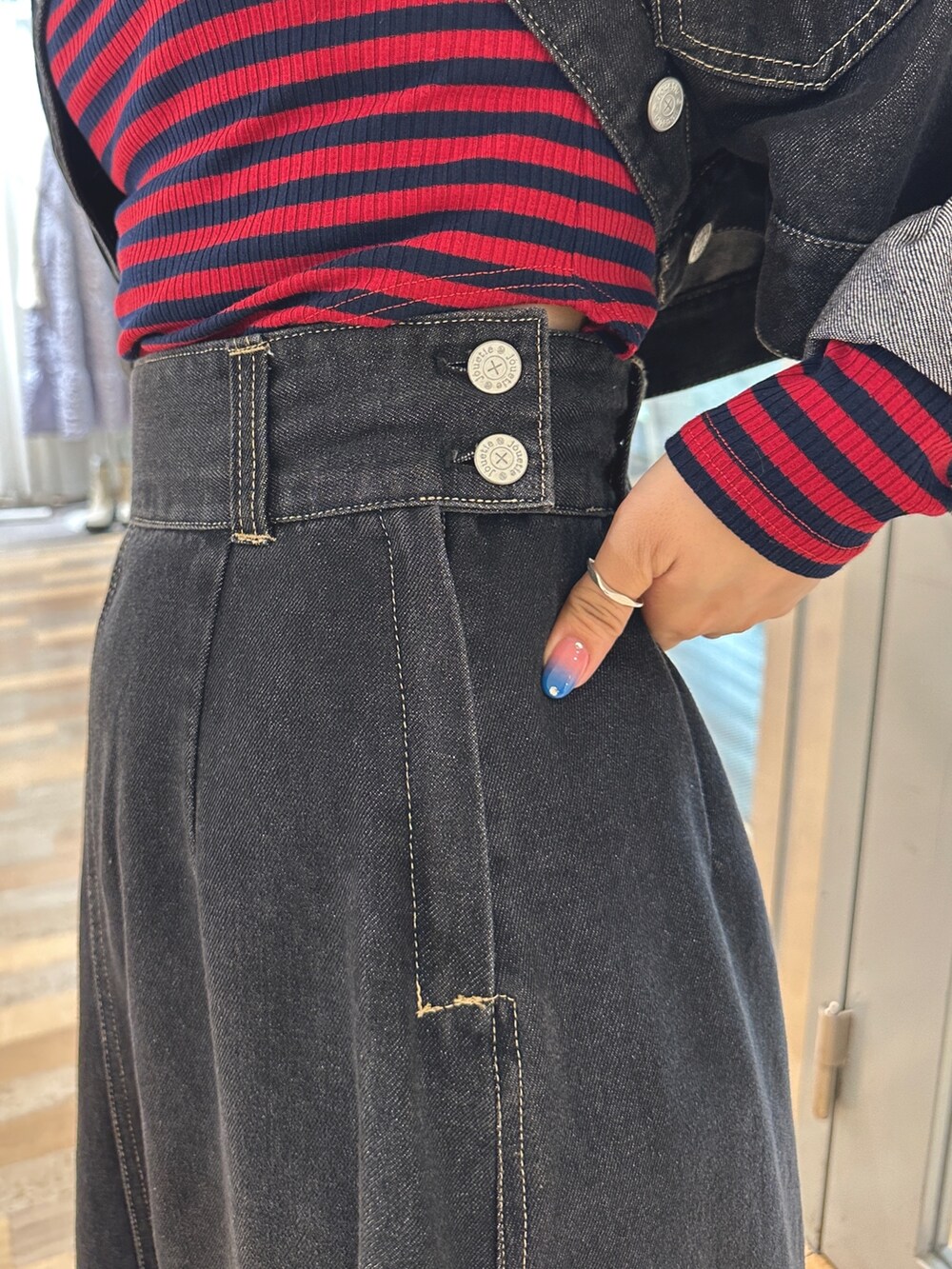 レッド系のTシャツ/カットソー、ブラック系のワンピース、ブラック系のブーツを着用したレディースの夏コーディネートの9枚目の写真