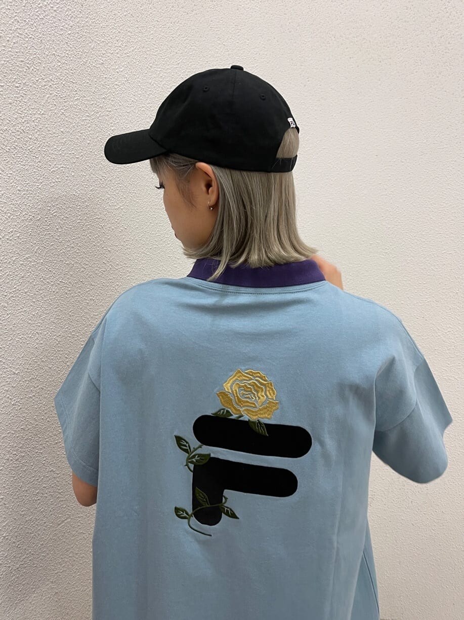 ブラック系のブーツ、グリーン系のワンピース、ブルー系のTシャツ/カットソーを着用したレディースの春コーディネートの5枚目の写真