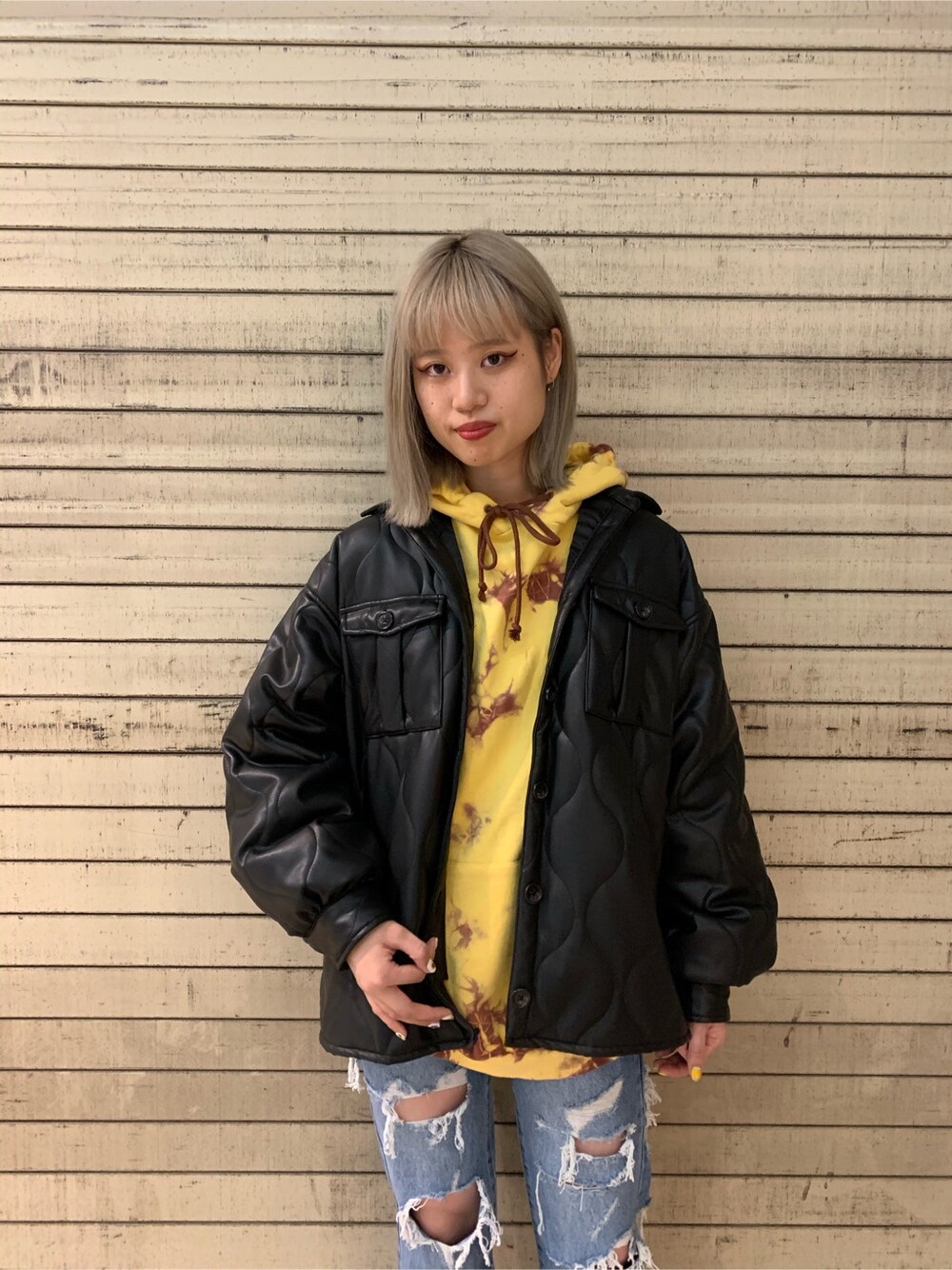 ブルー系のデニムパンツ、ブラウン系のパーカー、ブラック系のブルゾンを着用したレディースの秋コーディネートの3枚目の写真