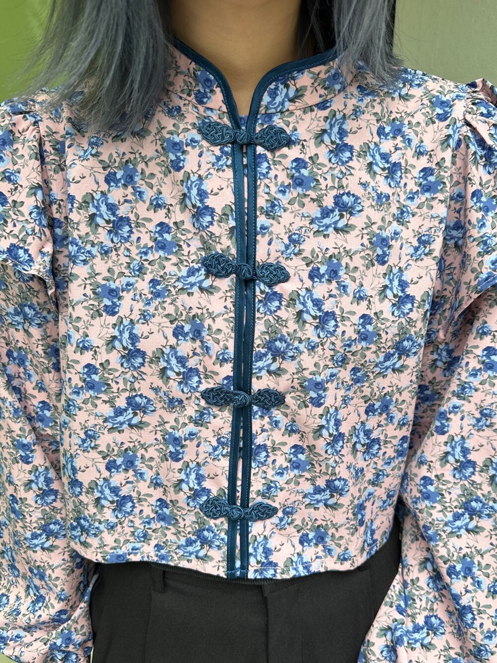 ブラック系のトートバッグ、ブルー系のシャツ/ブラウス、ブラック系のブーツを着用したレディースの秋コーディネートの6枚目の写真