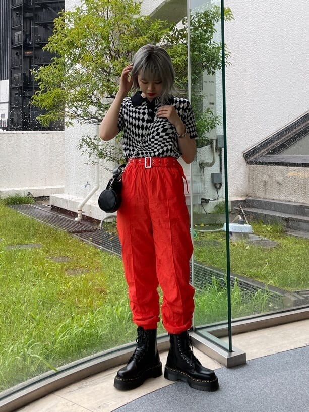 ブラック系のブーツ、ブラック系のニット/セーター、ブラック系のハンドバッグを着用したレディースの春コーディネートの3枚目の写真