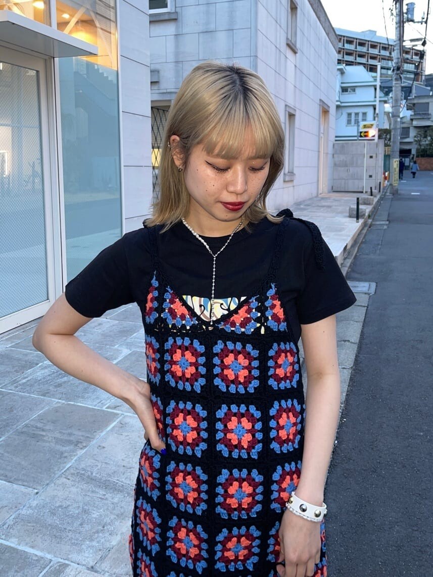 ブラック系のデニムパンツ、ブラック系のキャミソール、ブラック系のTシャツ/カットソーを着用したレディースの春コーディネートの6枚目の写真