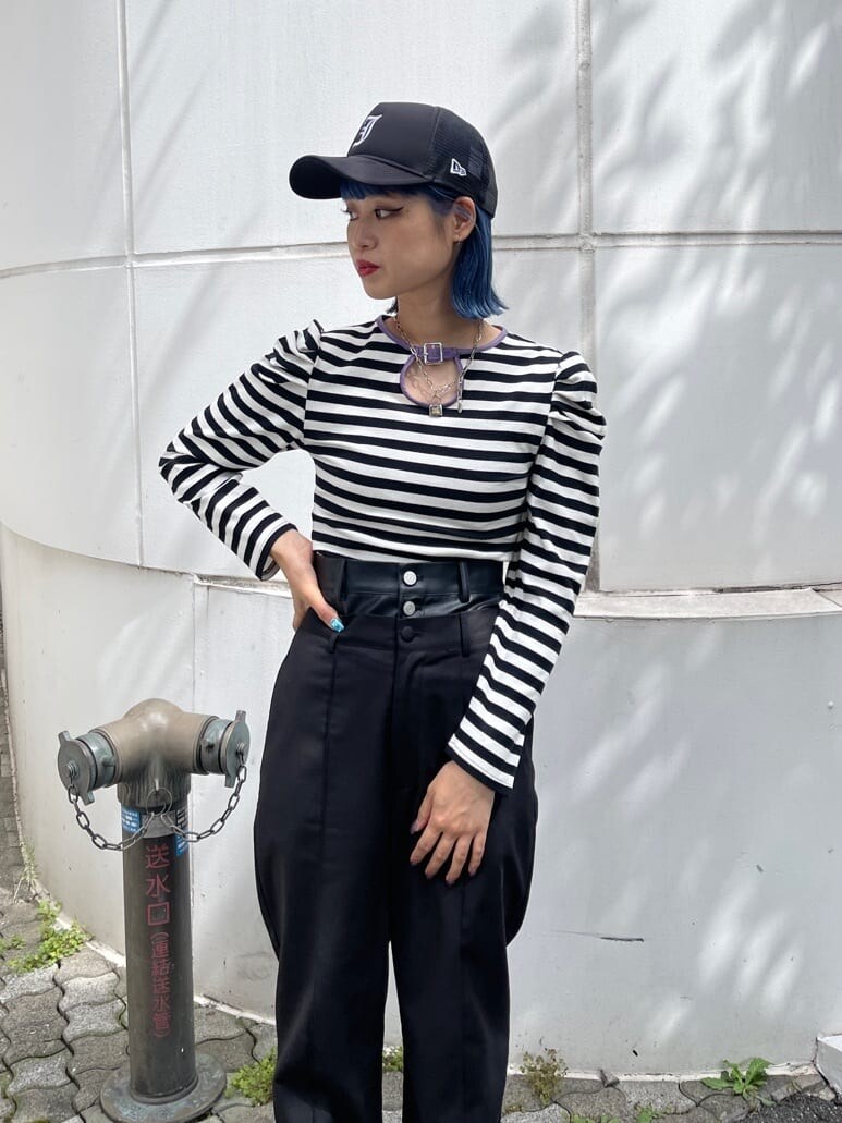 ブラック系のブーツ、ブラック系のその他パンツ、ホワイト系のTシャツ/カットソーを着用したレディースの秋コーディネートの4枚目の写真