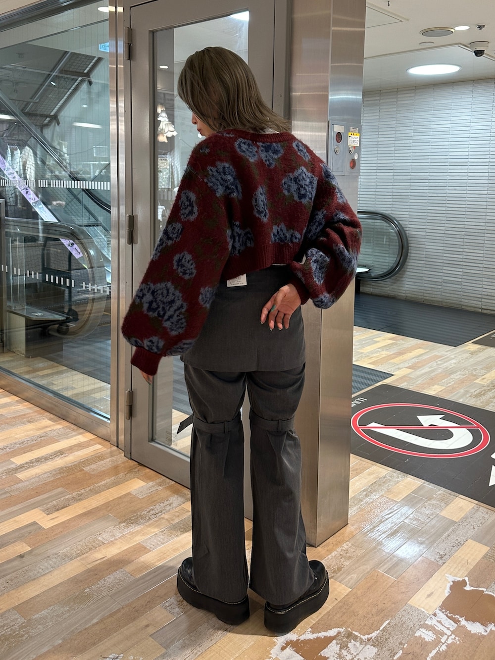 レッド系のカーディガン/ボレロ、ホワイト系のシャツ/ブラウス、グレー系のその他パンツを着用したレディースの秋コーディネートの3枚目の写真