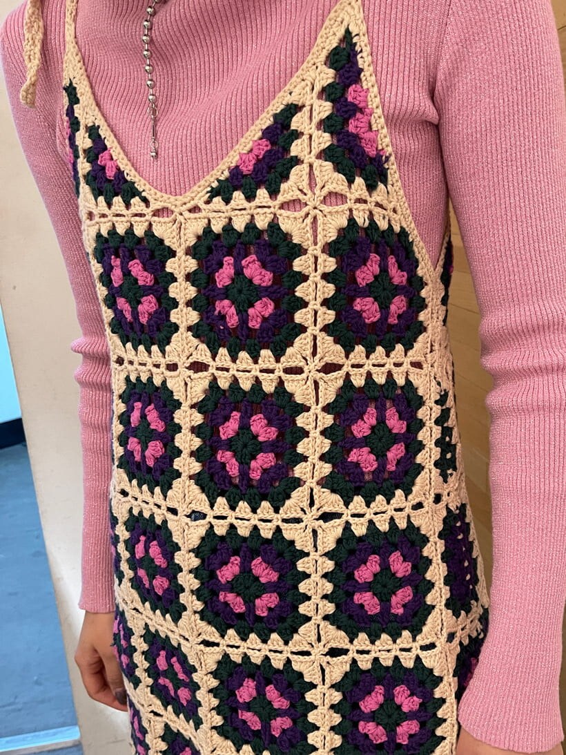 ブルー系のデニムパンツ、ピンク系のニット/セーター、ホワイト系のキャミソールを着用したレディースの冬コーディネートの6枚目の写真