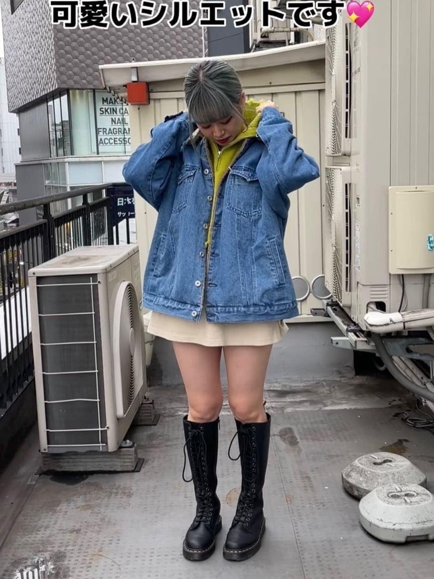 ブラック系のブーツ、ブルー系のデニムパンツ、ブルー系のその他アウターを着用したレディースの秋コーディネートの3枚目の写真