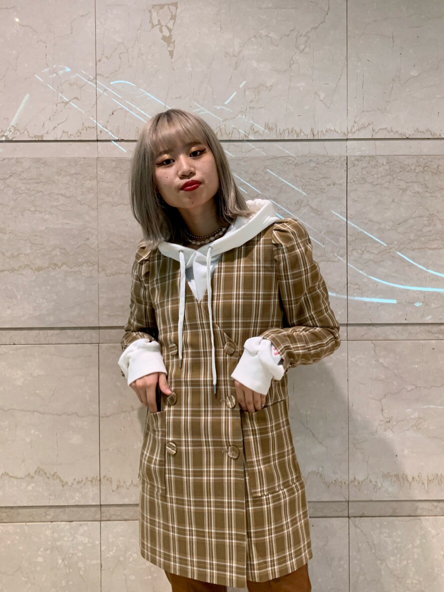 ブラウン系のその他パンツ、その他のワンピース、ホワイト系のパーカーを着用したレディースの秋コーディネートの3枚目の写真