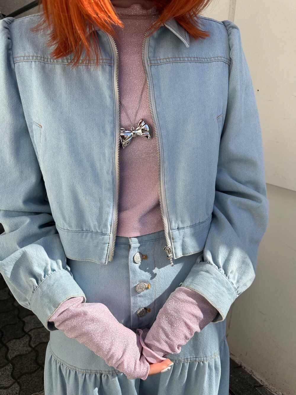 ブルー系のワンピース、ピンク系のTシャツ/カットソー、ブラック系のブーツを着用したレディースの冬コーディネートの6枚目の写真