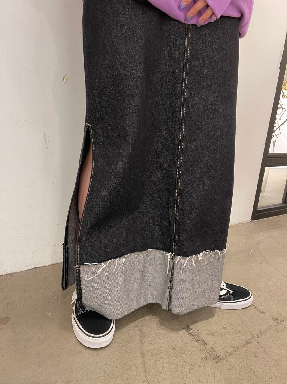 ブラック系のデニムスカート、その他のシャツ/ブラウス、パープル系のスウェットを着用したレディースの秋コーディネートの10枚目の写真