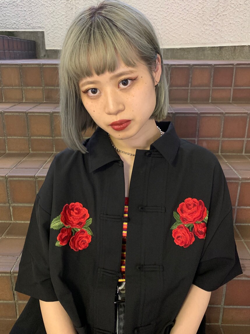 レッド系のキャミソール、ブラック系のシャツ/ブラウス、ブラック系のデニムパンツを着用したレディースの夏コーディネートの2枚目の写真